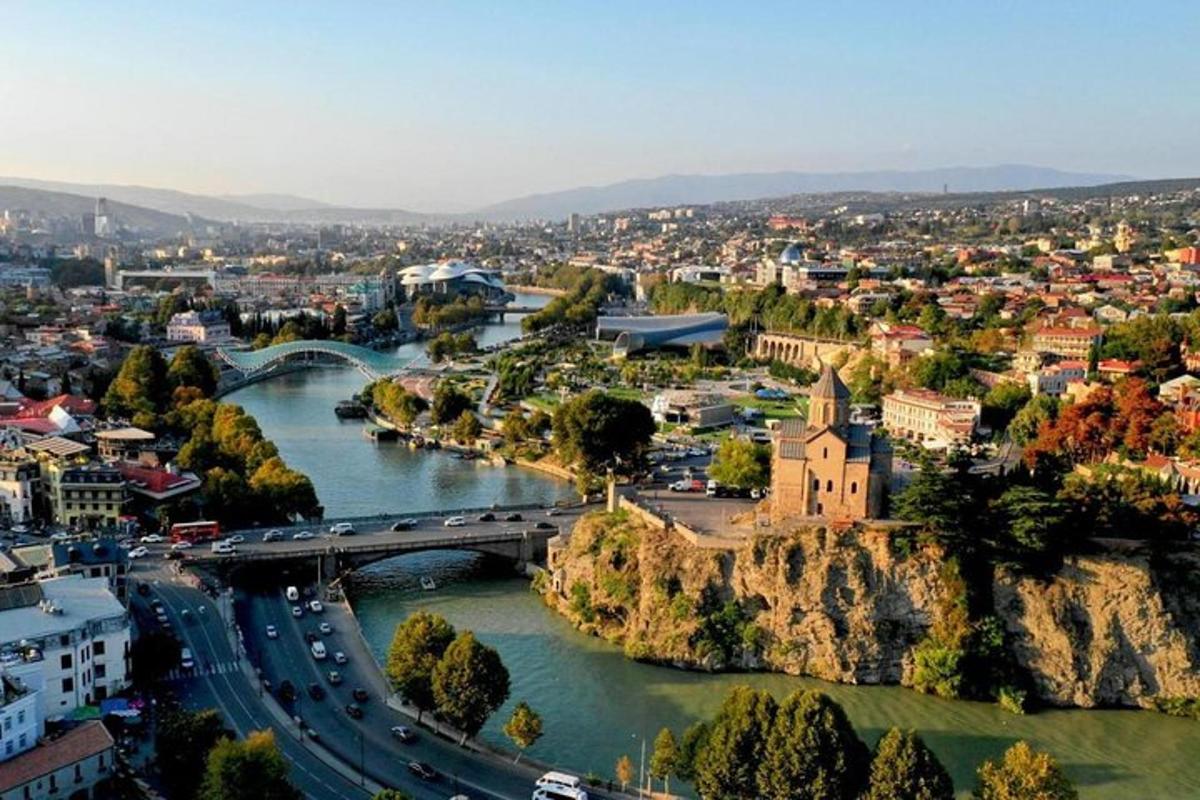 una città con un fiume e un ponte