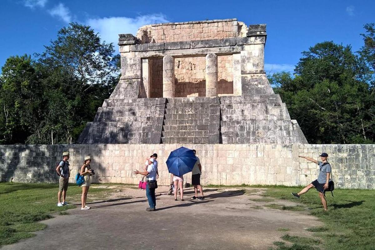 skupina lidí stojící před pyramidou