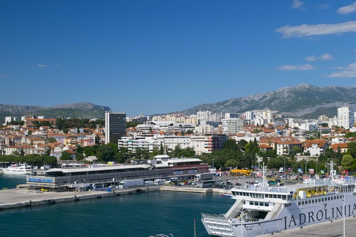 un creuer atracat en un port amb una ciutat