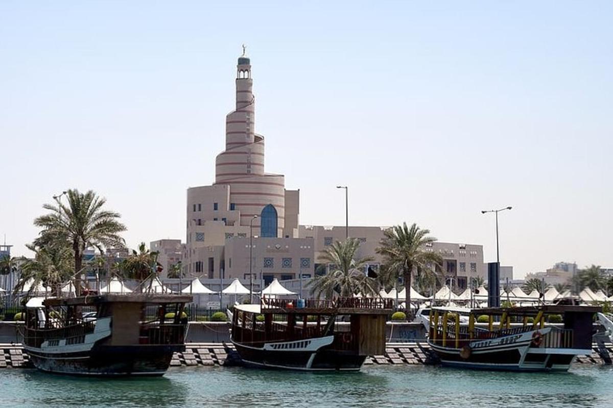 مجموعة من القوارب في الماء أمام المسجد