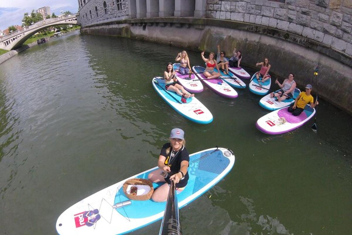 skupina lidí na paddleboardech ve vodě