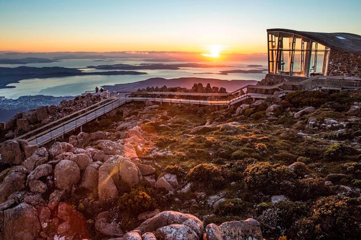 un edifici al cim d'una muntanya a la posta de sol