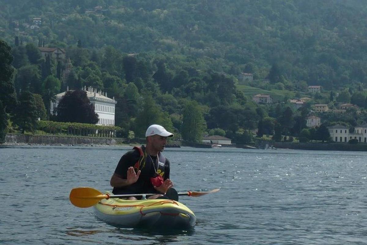 un home és en una bassa a l'aigua