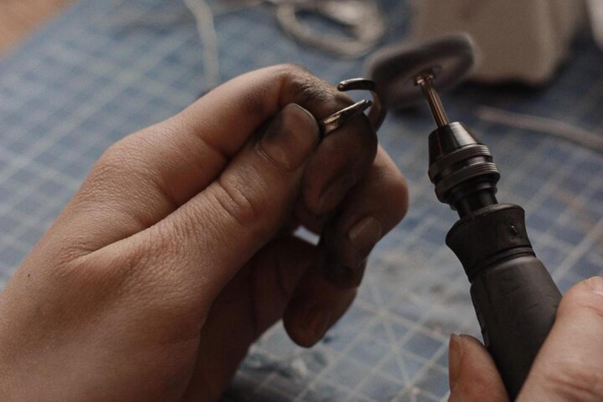 una persona che tiene un oggetto metallico con le mani