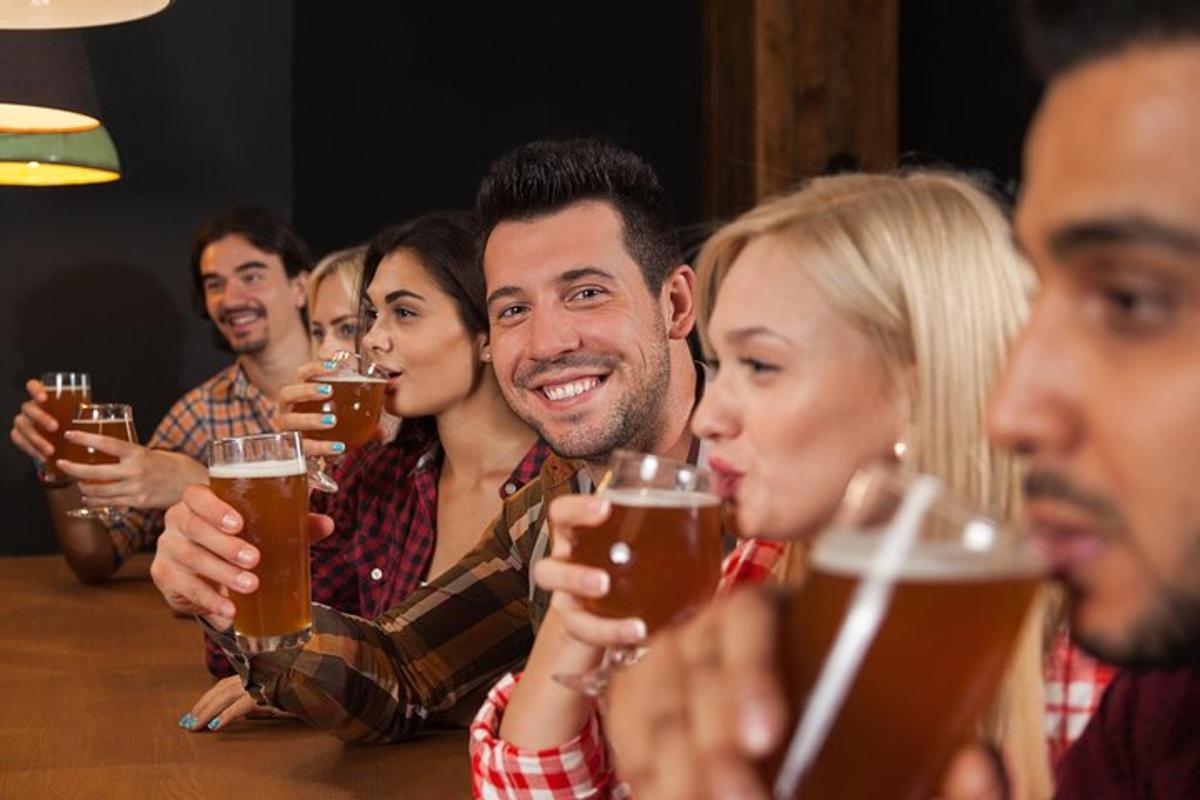 en gruppe mennesker som drikker øl på en bar
