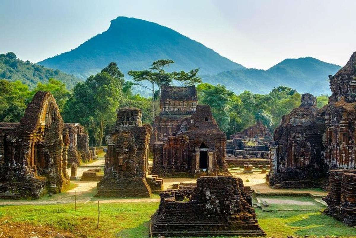 pemandangan kuil dengan latar belakang gunung