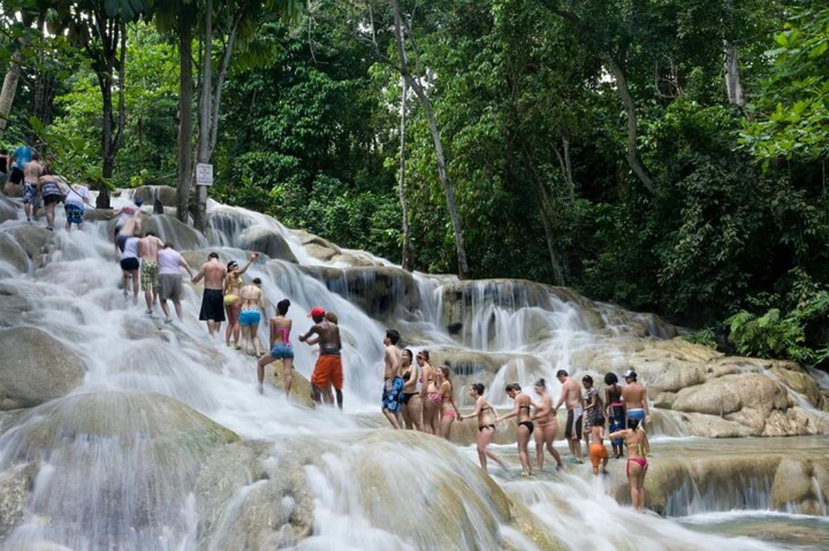 un grup de persones dempeus en una cascada