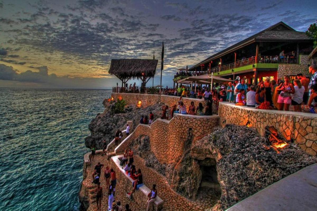 dav lidí stojících kolem restaurace u oceánu