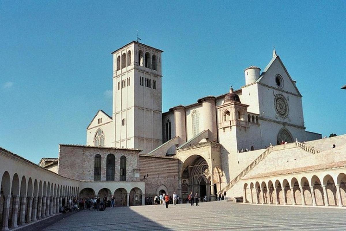 egy nagy épület óratoronnyal és templommal