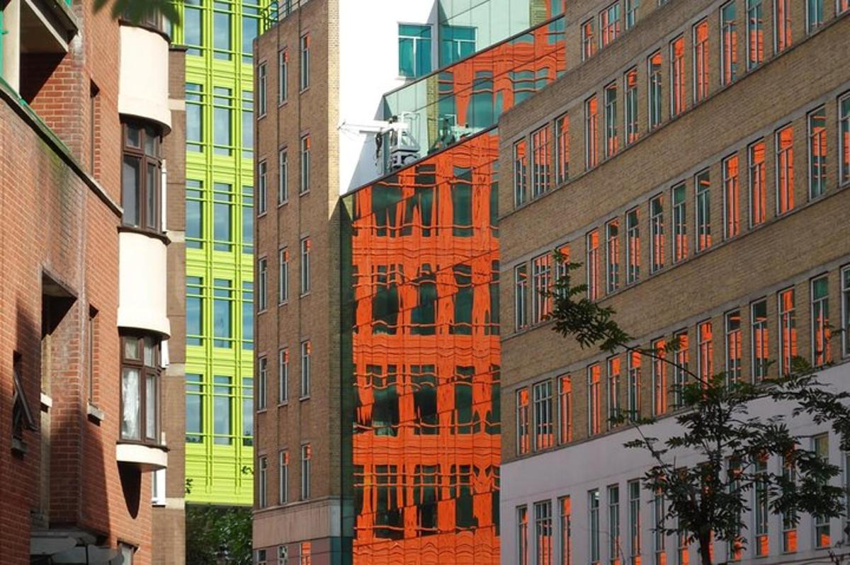 Un edificio naranja con muchas ventanas en una ciudad.