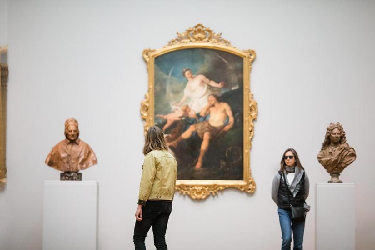 een groep mensen die naar een schilderij in een museum kijkt