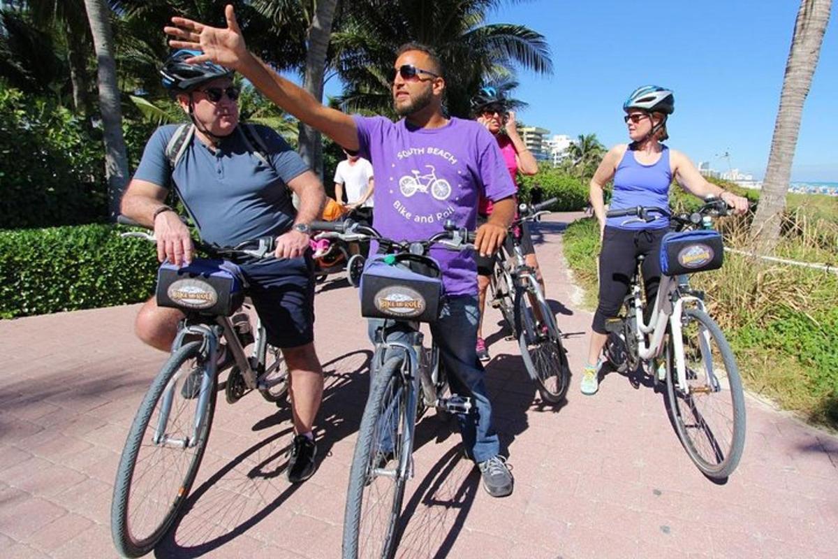 un gruppo di persone che vanno in bicicletta lungo una strada