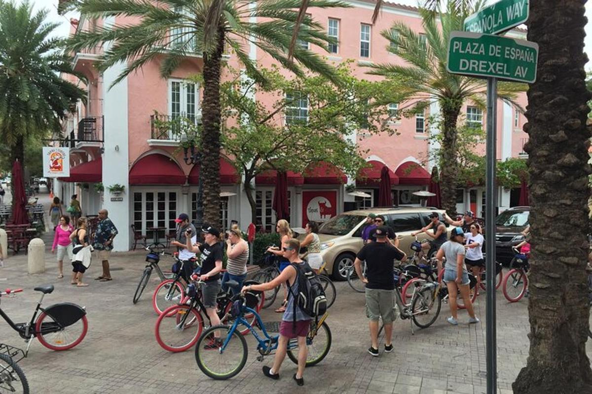 un gruppo di persone in piedi con le biciclette su una strada