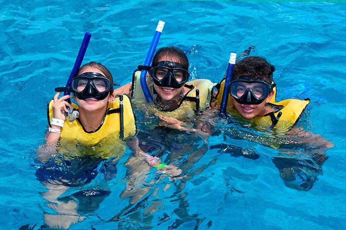 drei Personen im Wasser mit Schnorchelausrüstung