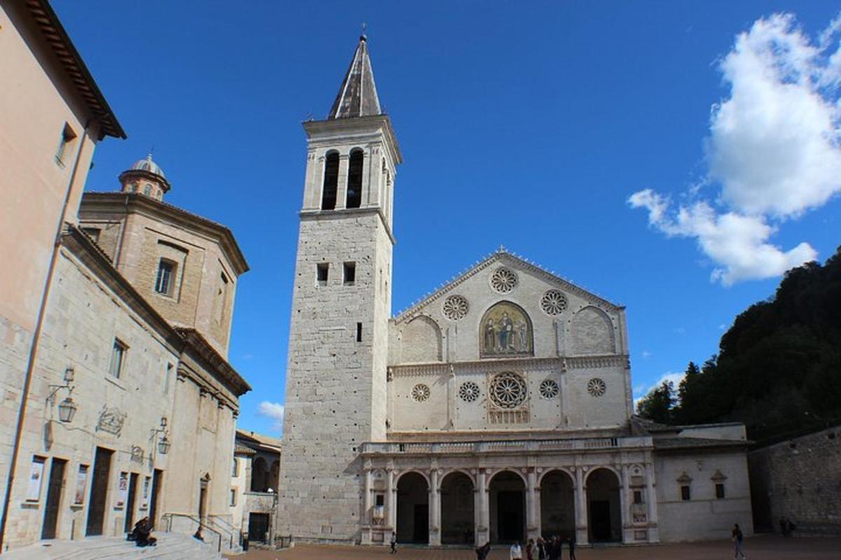 una iglesia con una torre alta con una iglesia