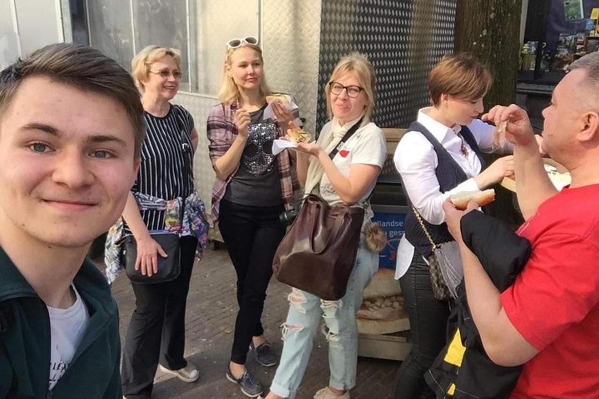 skupina lidí stojících a jedících jídlo