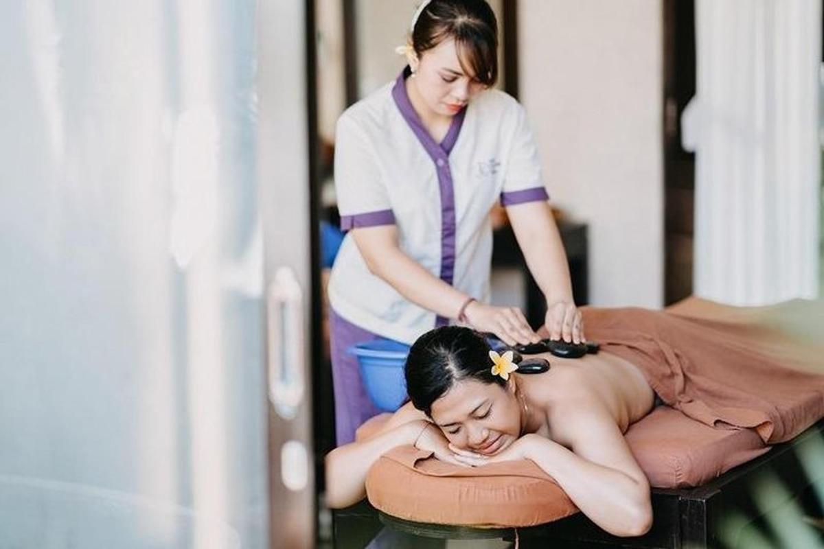žena si nechává stříhat vlasy u masážního terapeuta