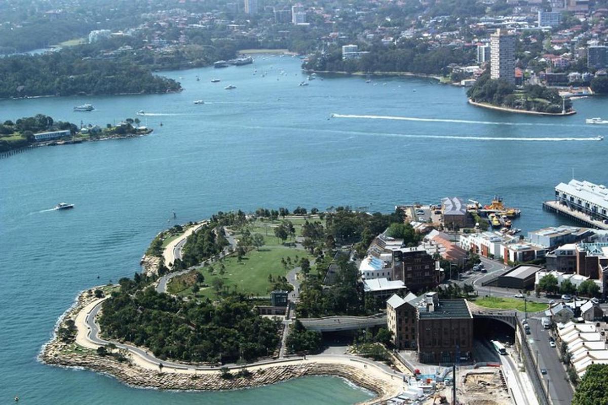 острів у воді з містом та річкою