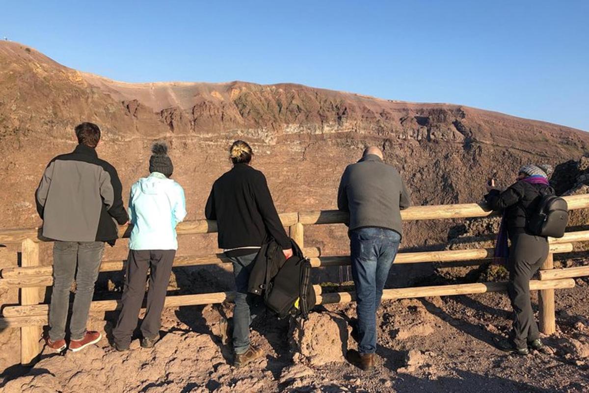 grupp inimesi, kes seisavad puidust aia ümber