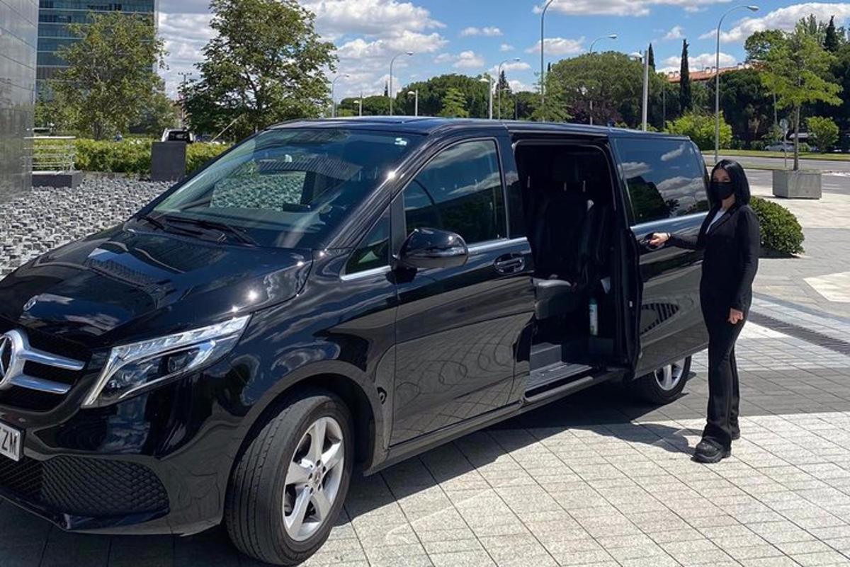 egy ember beszáll egy fekete furgonba