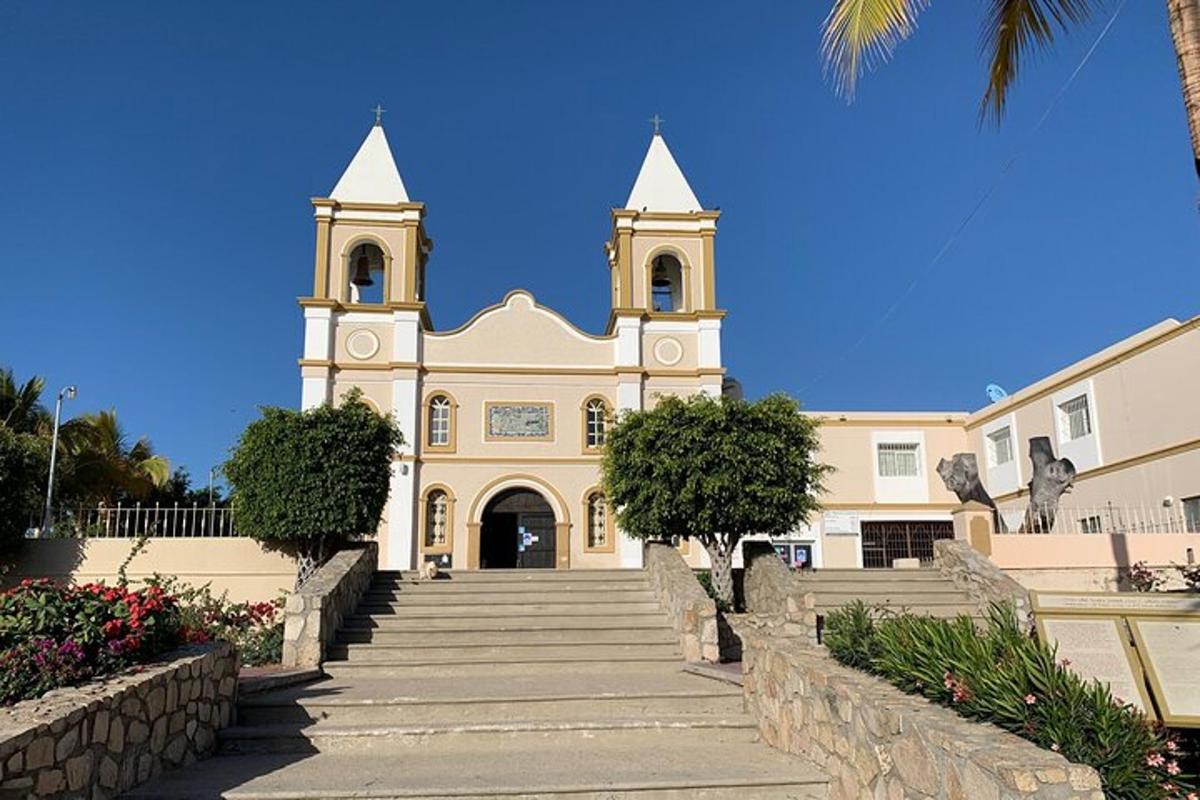 un grande edificio con scale che conducono a una chiesa