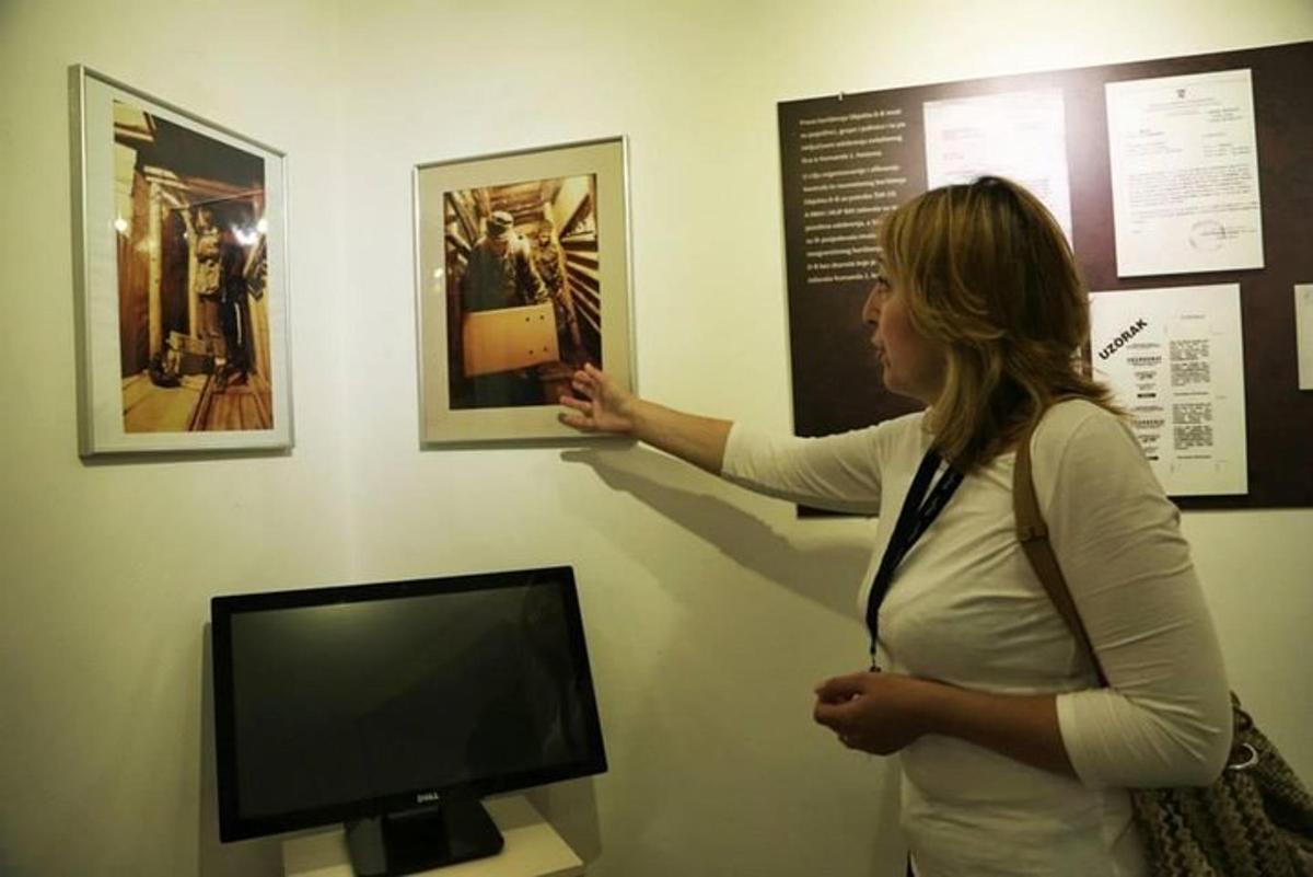 seorang wanita sedang melihat paparan di muzium