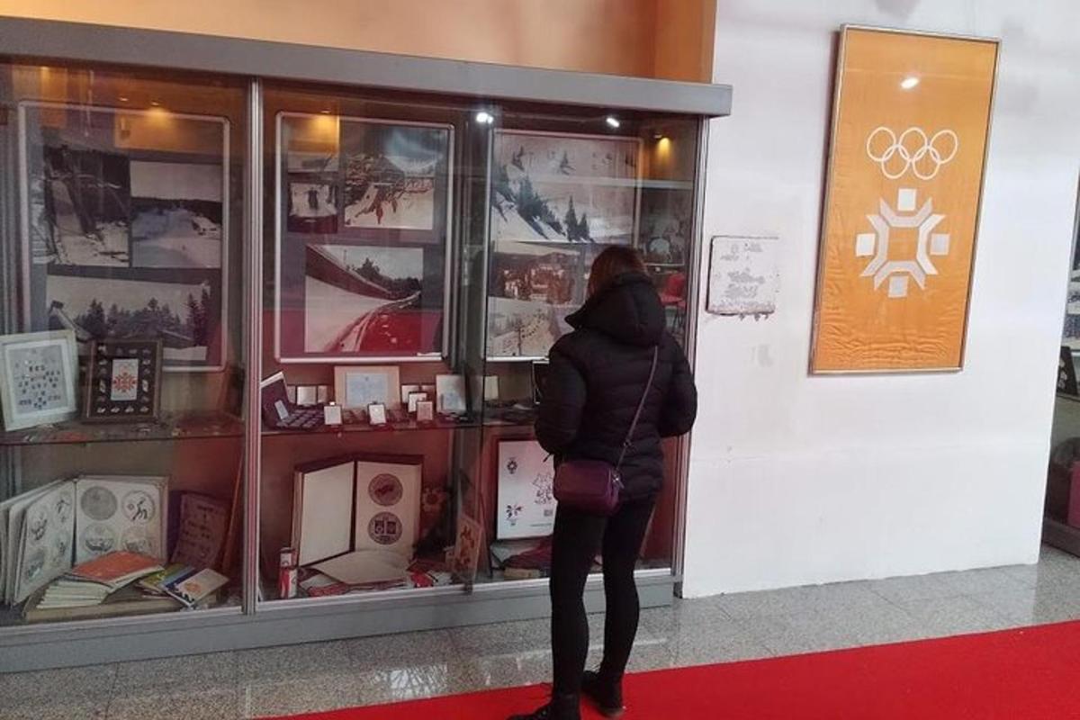 一位女士站在展示柜前