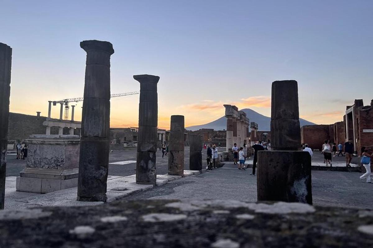 un gruppo di antiche colonne in una città