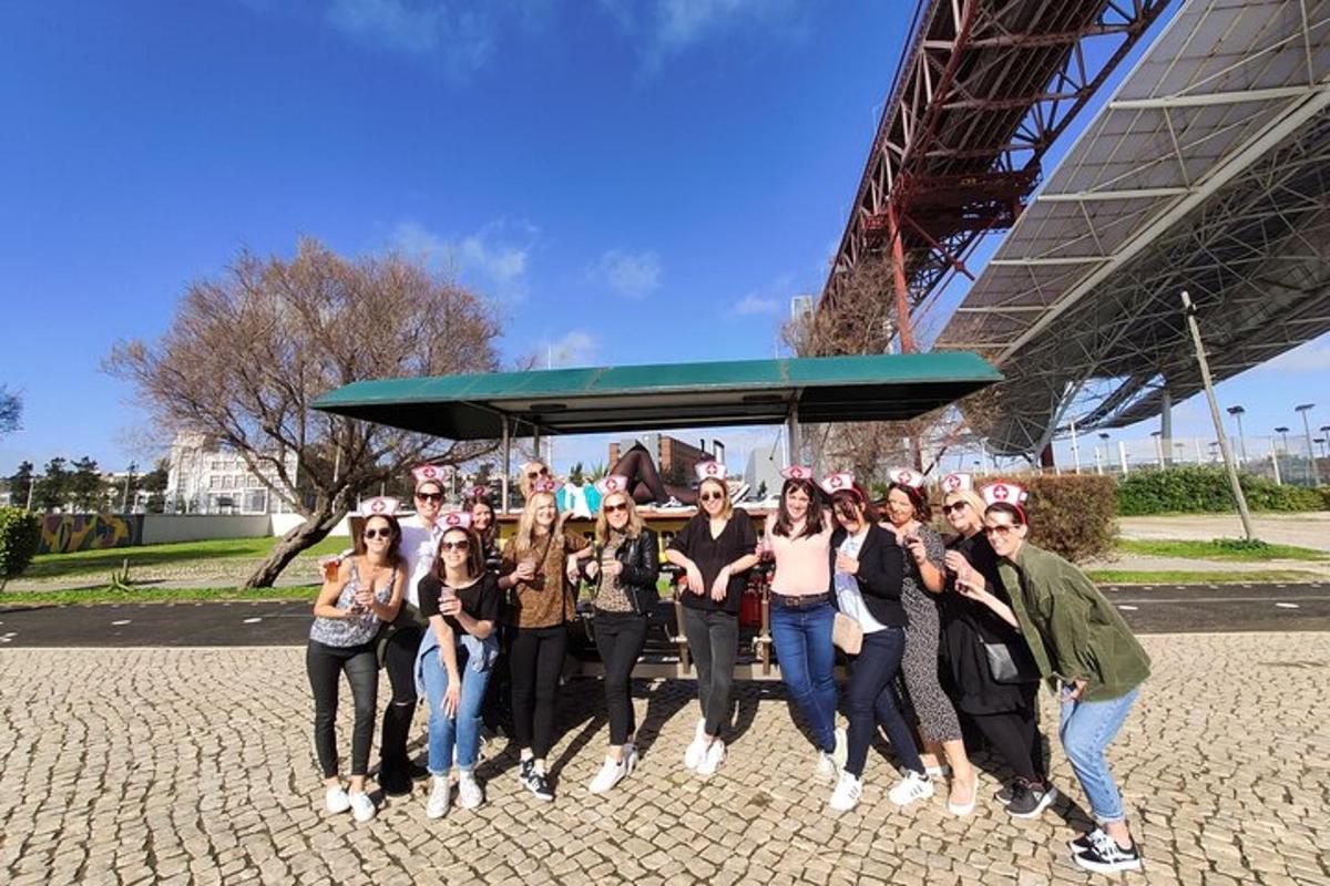 skupina lidí pózujících pro fotografii pod mostem