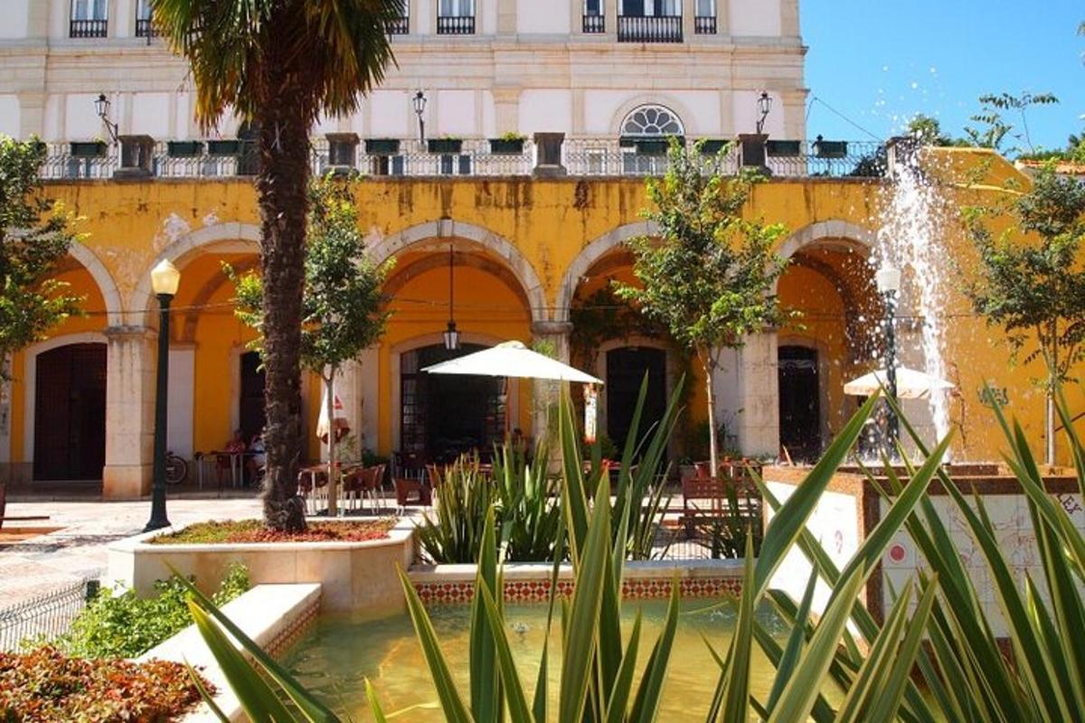 una fontana nel cortile di un palazzo