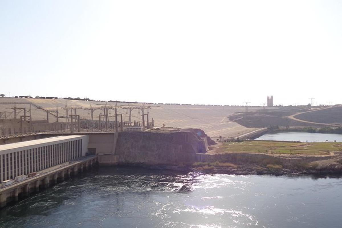 een luchtfoto van een dam in een rivier