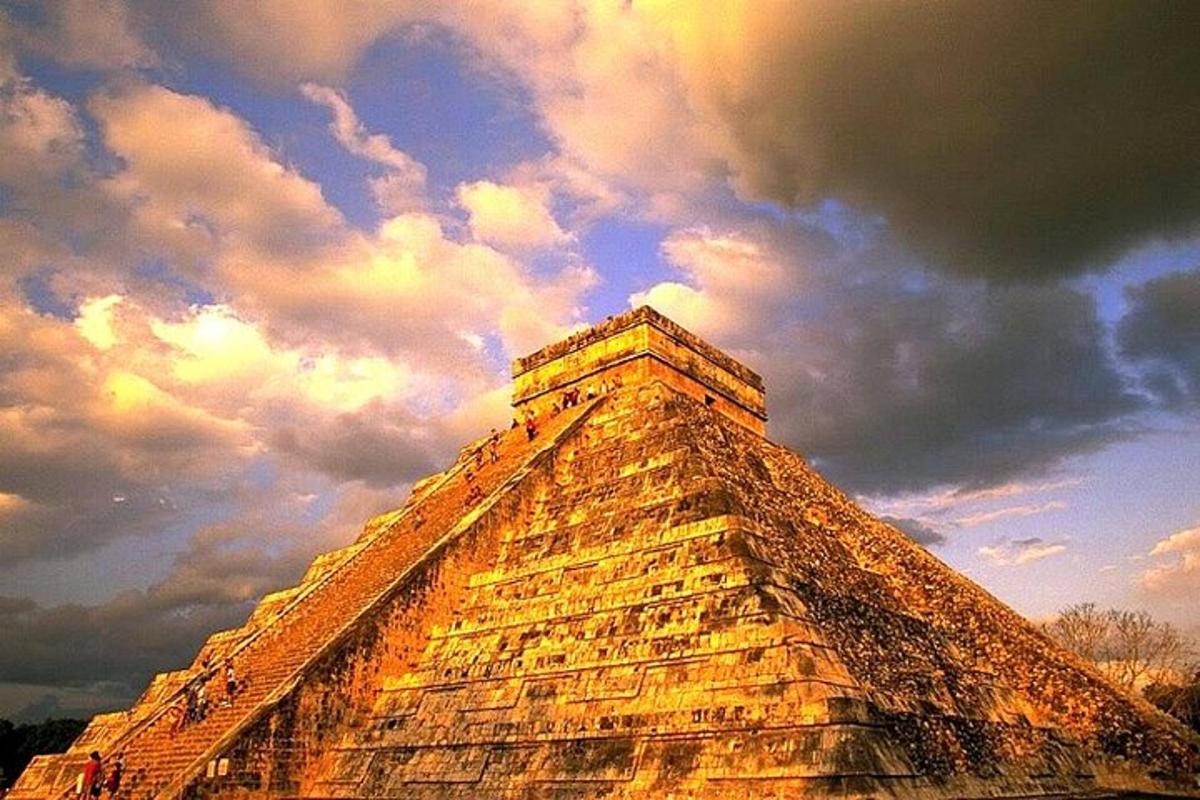 pyramida se zataženou oblohou v pozadí