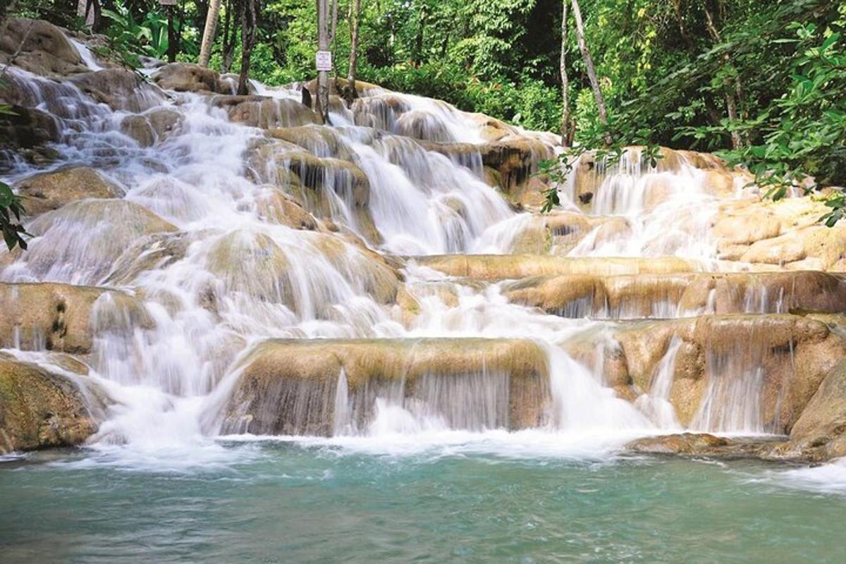 eine Gruppe von Wasserfällen in einem Fluss mit Felsen