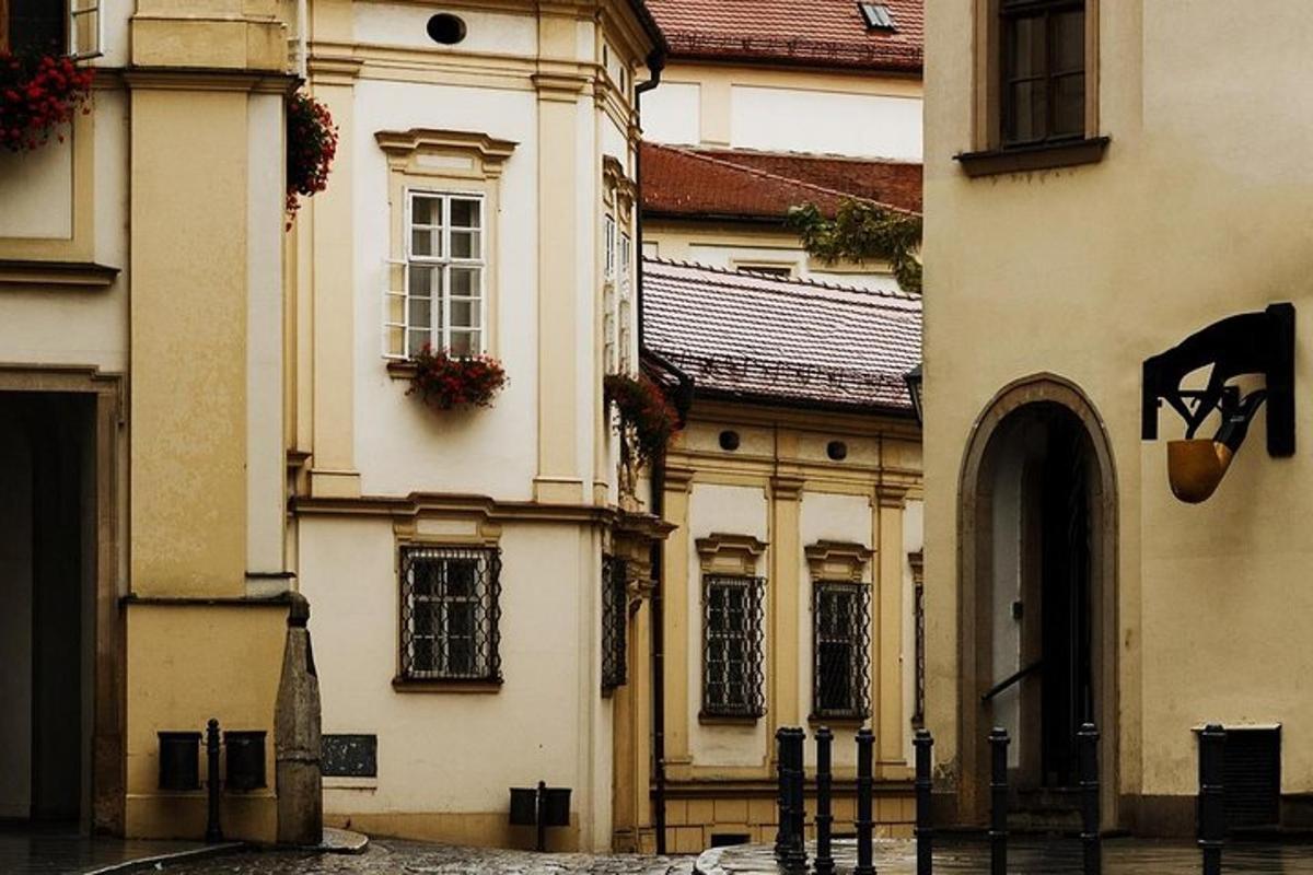 budova s oknem a ulicí