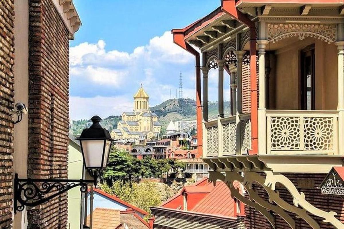 una vista di una città da un edificio con un lampione