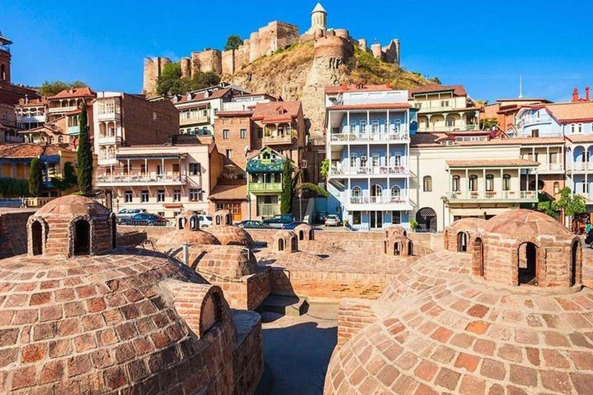 un gruppo di edifici con una montagna sullo sfondo