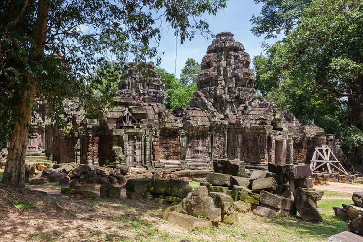 bangunan batu lama dengan pokok di hadapannya