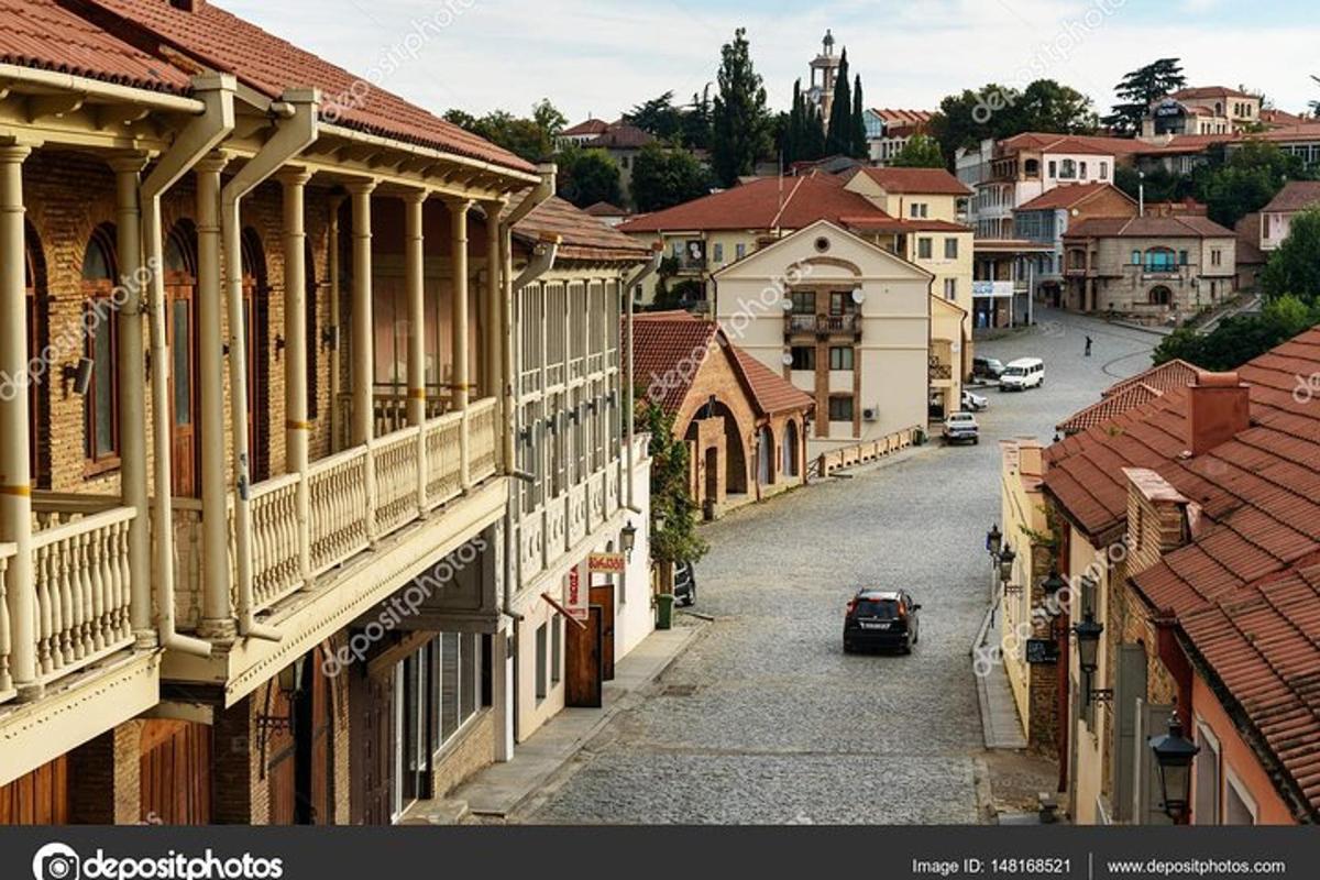 una vecchia strada in una città con edifici