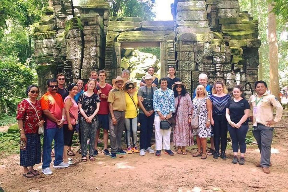 Un grupo de personas posando para una foto frente a un templo.