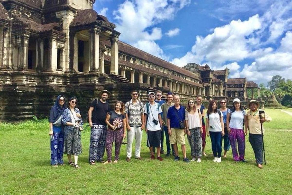 Un grupo de personas de pie frente a un edificio antiguo.