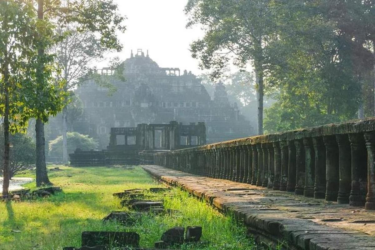 Un gran edificio en un campo con árboles y césped.