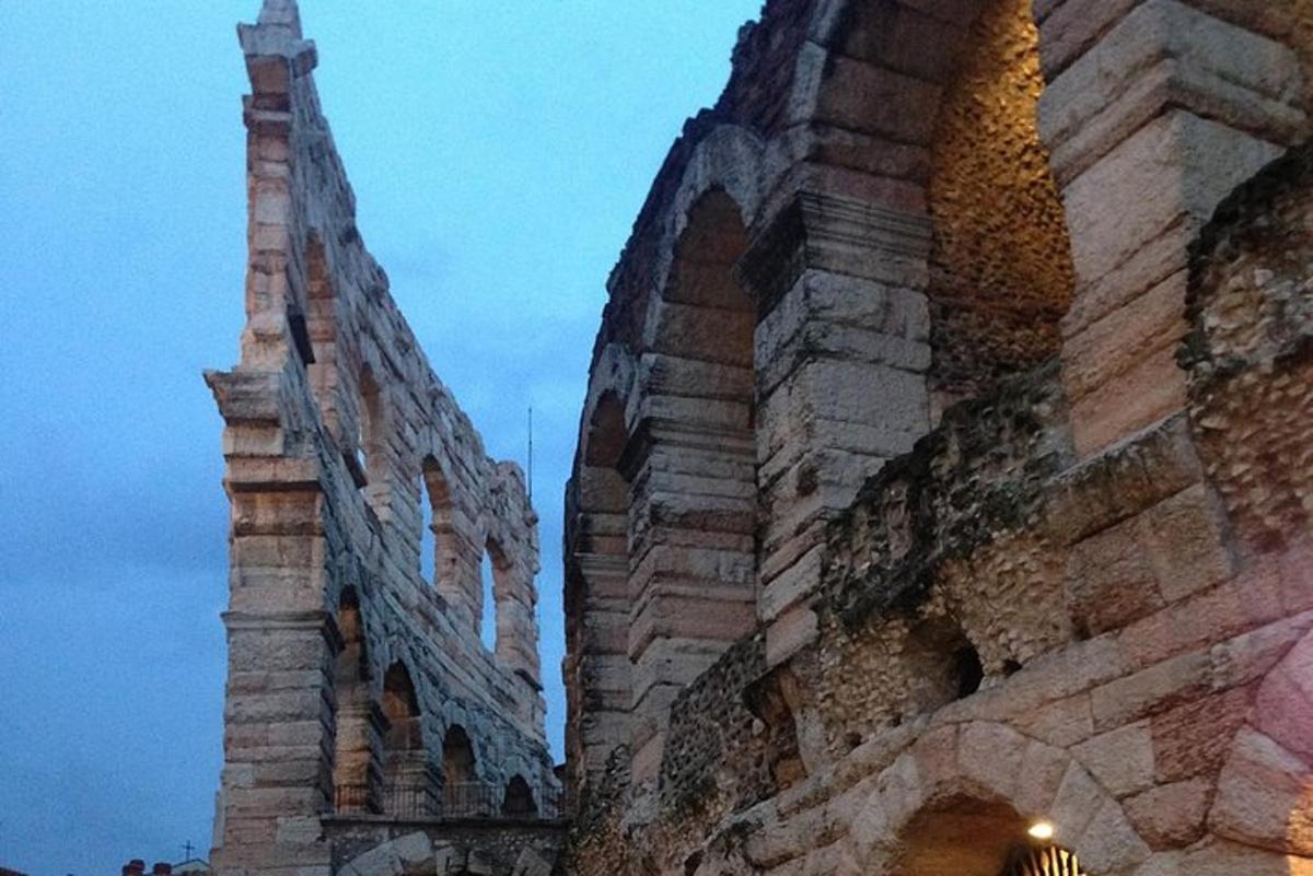 δύο ψηλά κτίρια βρίσκονται το ένα δίπλα στο άλλο