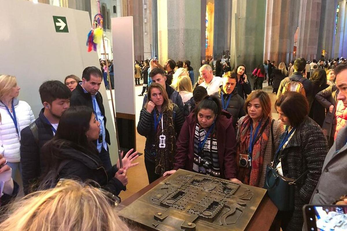 una folla di persone in piedi in una stanza con un tavolo