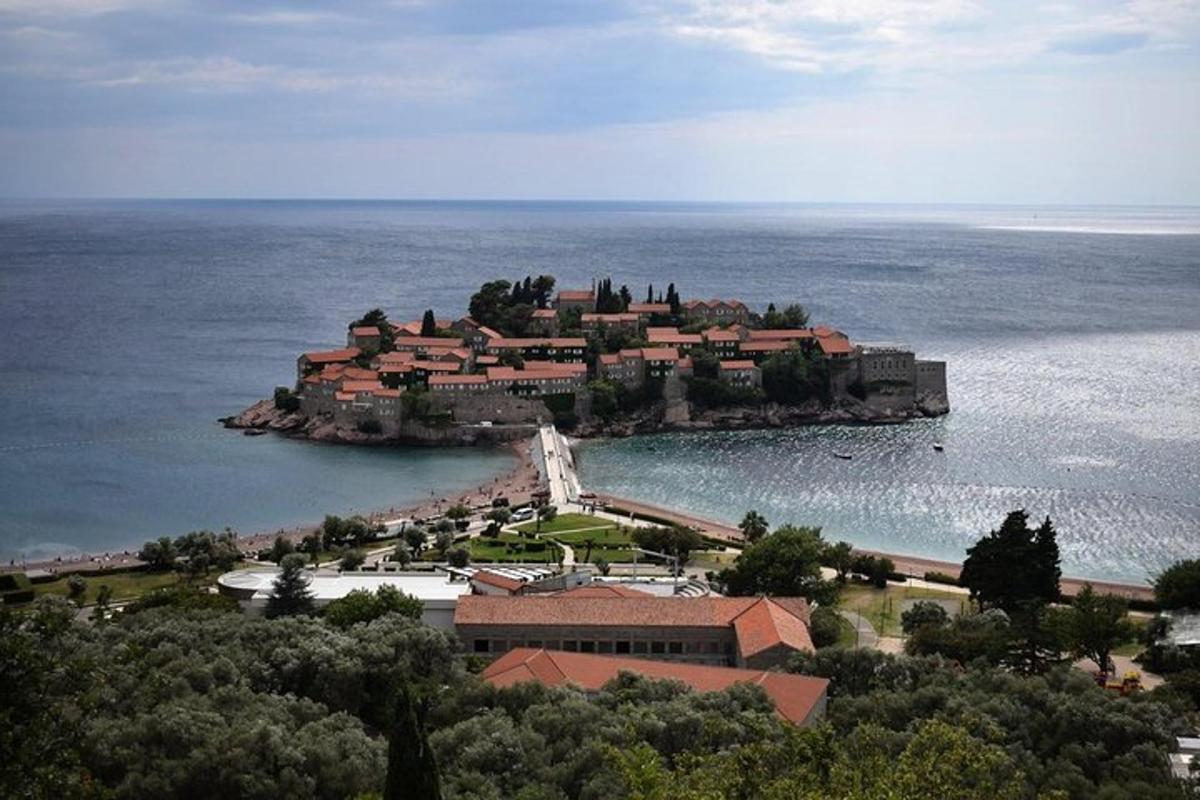 un'isola in mezzo a uno specchio d'acqua