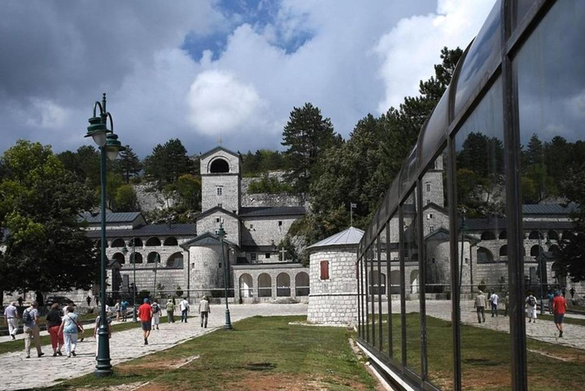 skupina ljudi, ki hodi okoli stavbe s cerkvijo