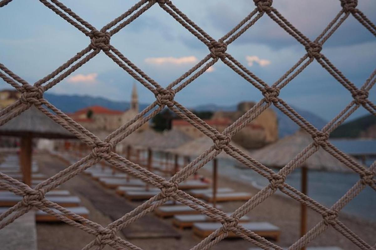 una recinzione metallica con vista su un cantiere edile
