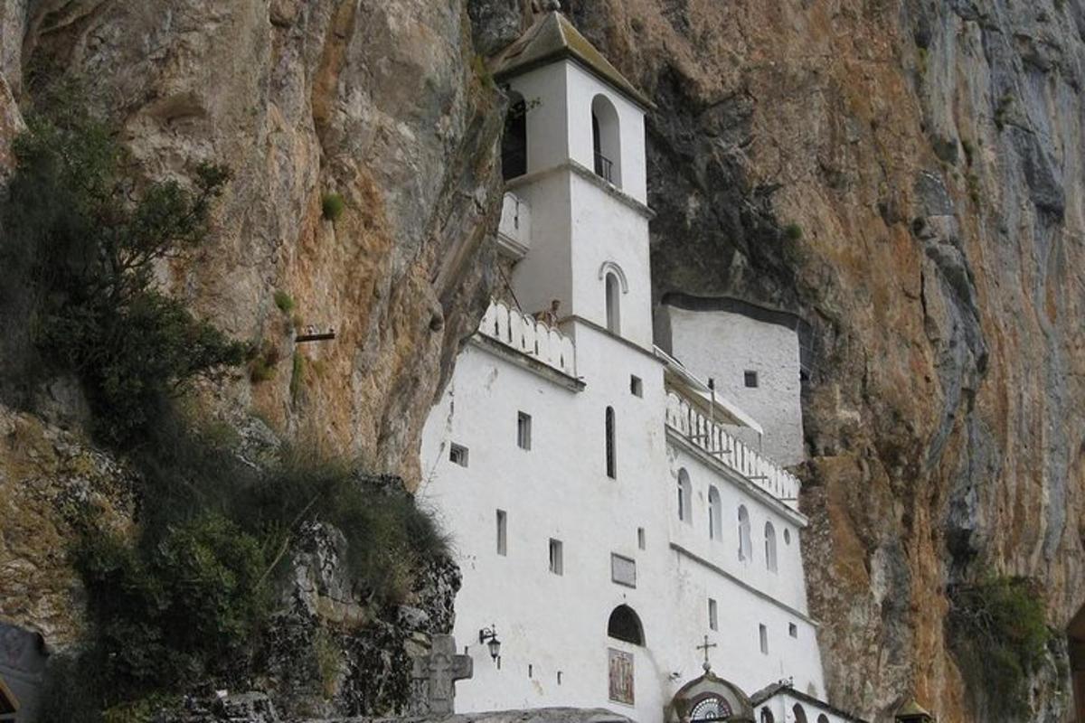 stavba, vgrajena v pobočje gore