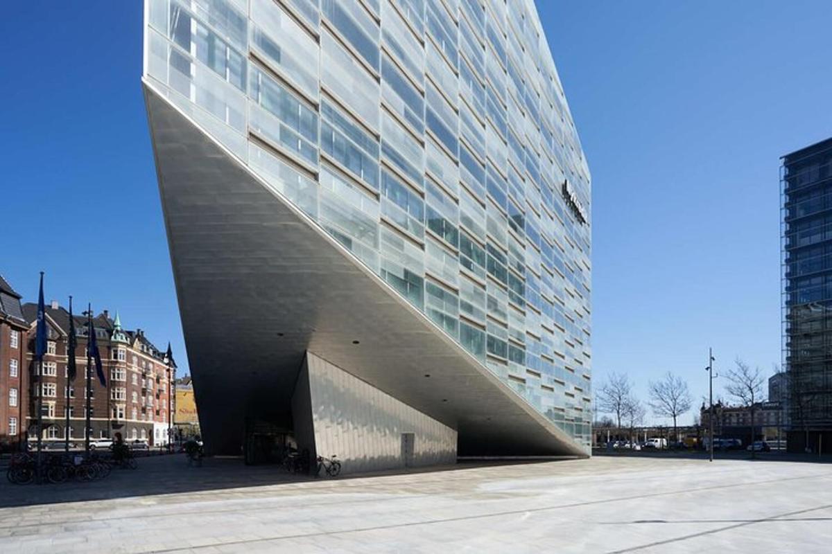 een groot gebouw met een grotere oppervlakte in een stad