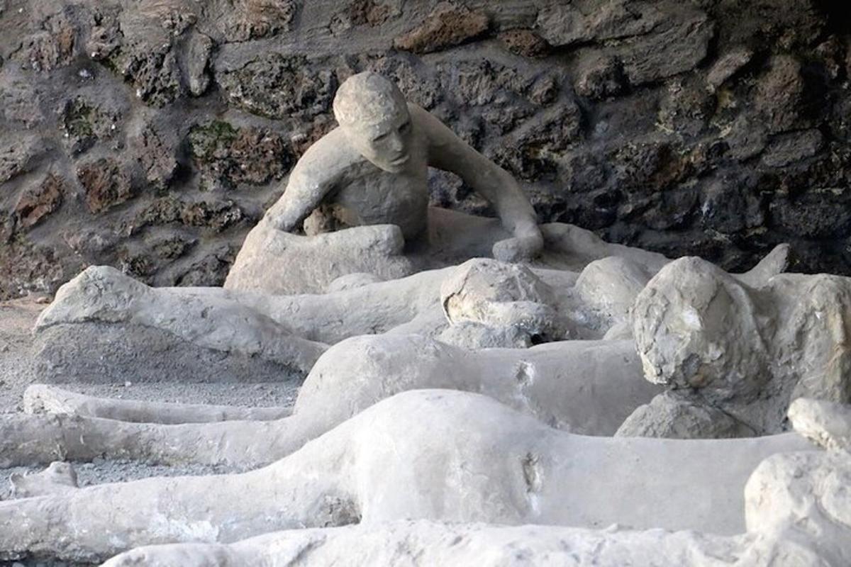 una statua di una donna seduta su alcune scale