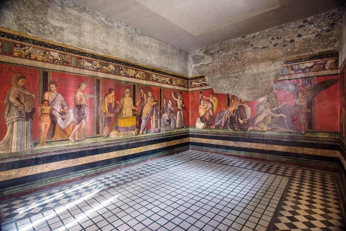een kamer met schilderijen aan de muren in een gebouw